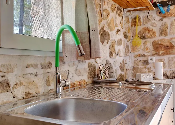 Lithahiro Stone House *