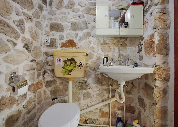 Lithahiro Stone House *