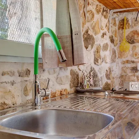 Lithahiro Stone House *